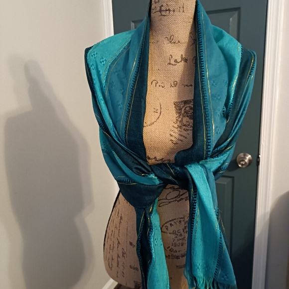 Shawl/scarf thin and pretty wrap for summer - Picture 3 of 3